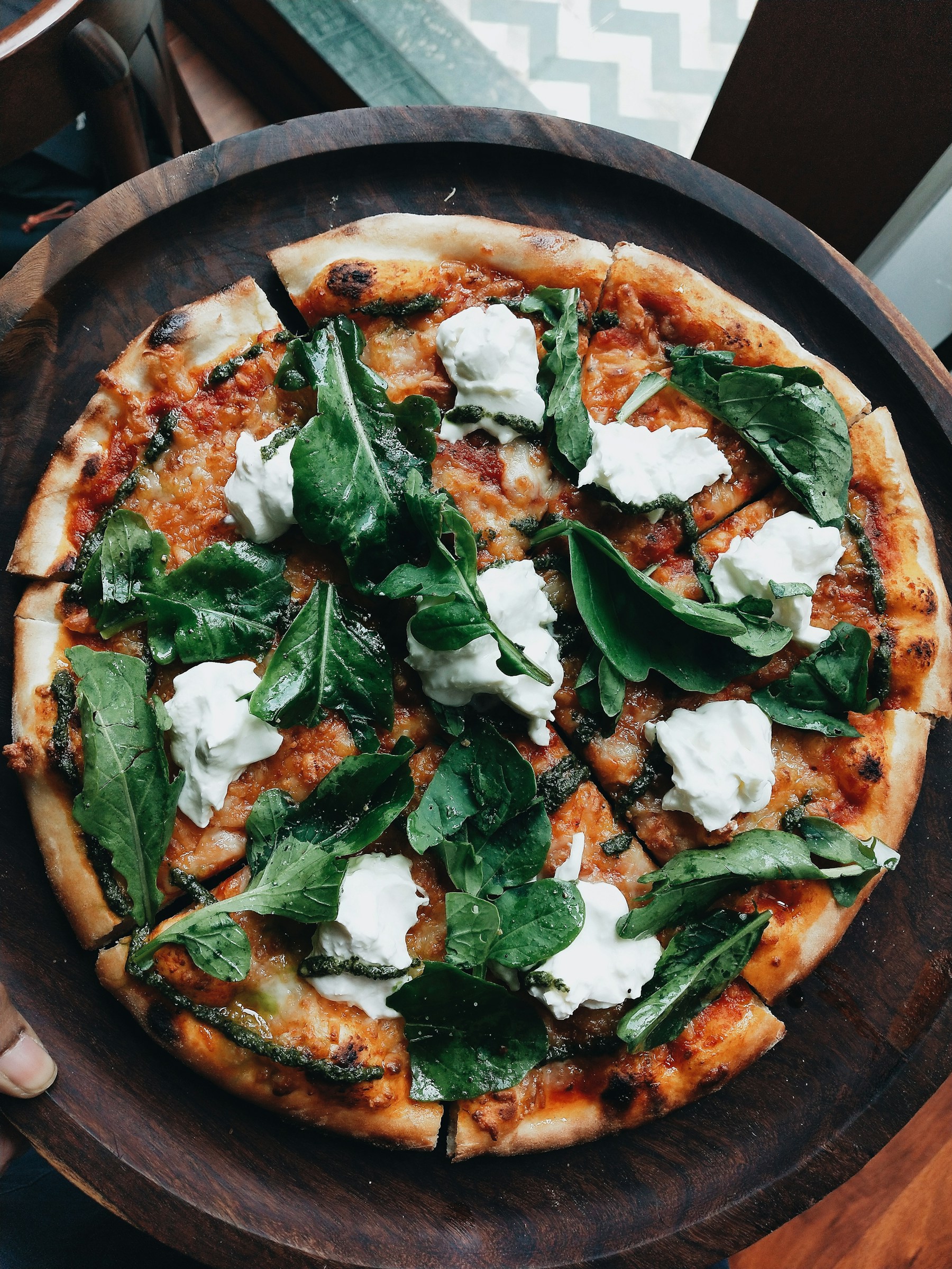 Neapolitanische Pizza mit Basilikum